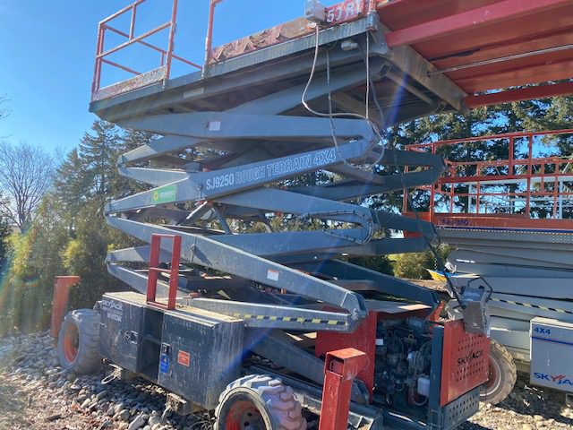 Used 2005 Skyjack SJ9250 Scissor Lift for sale in Windsor, ON - LL69008