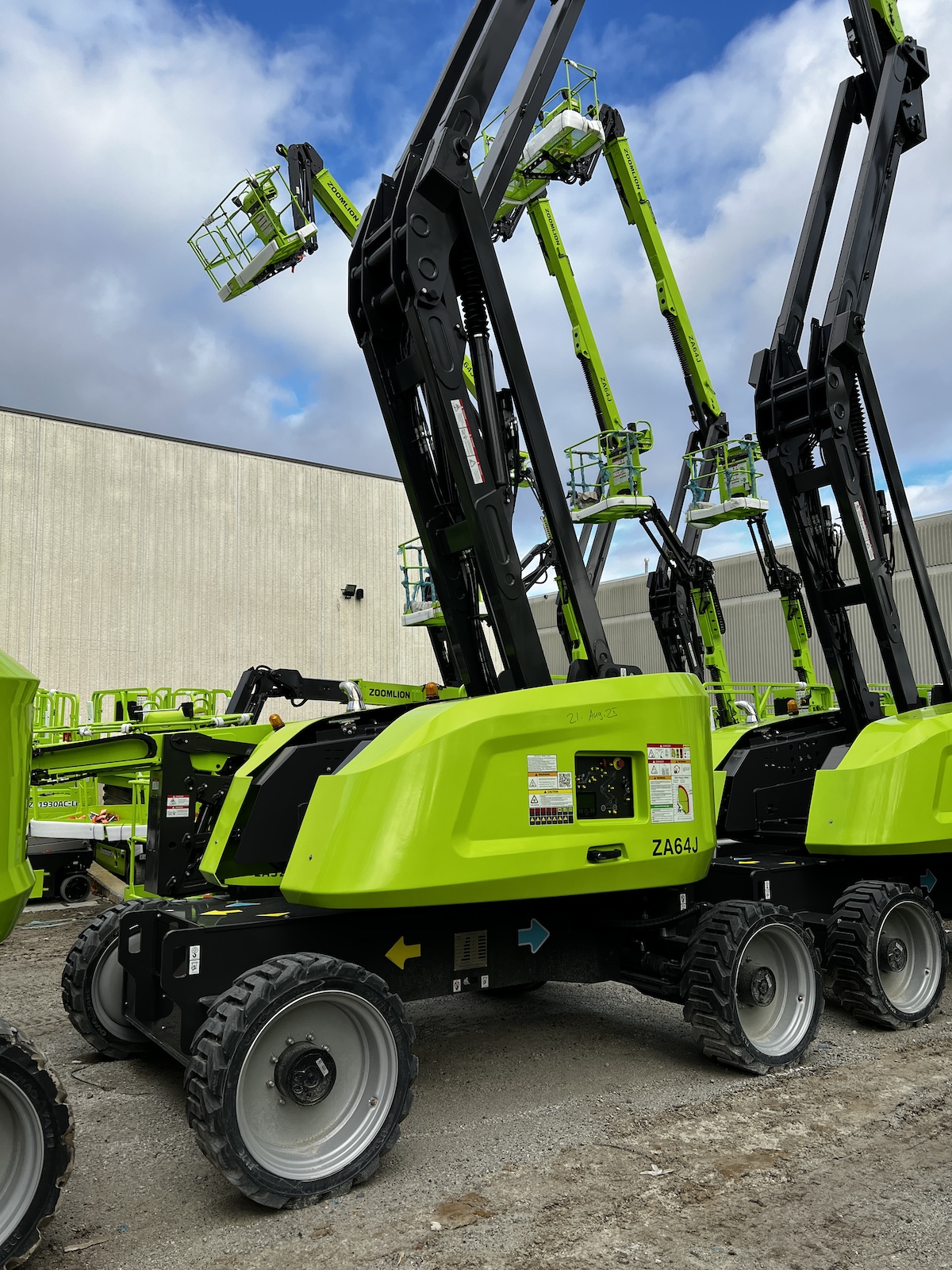 Zoomlion ZA64J Articulating Boom Lift for sale — New | LL69282NI